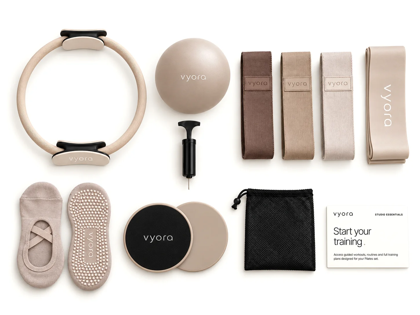 Alle Teile des vyora Sets von oben ausgelegt: Ring, Ball mit Pumpe, drei Stoffbänder, Gymnastikband, Socken, Slider, Netzbeutel und QR-Karte
