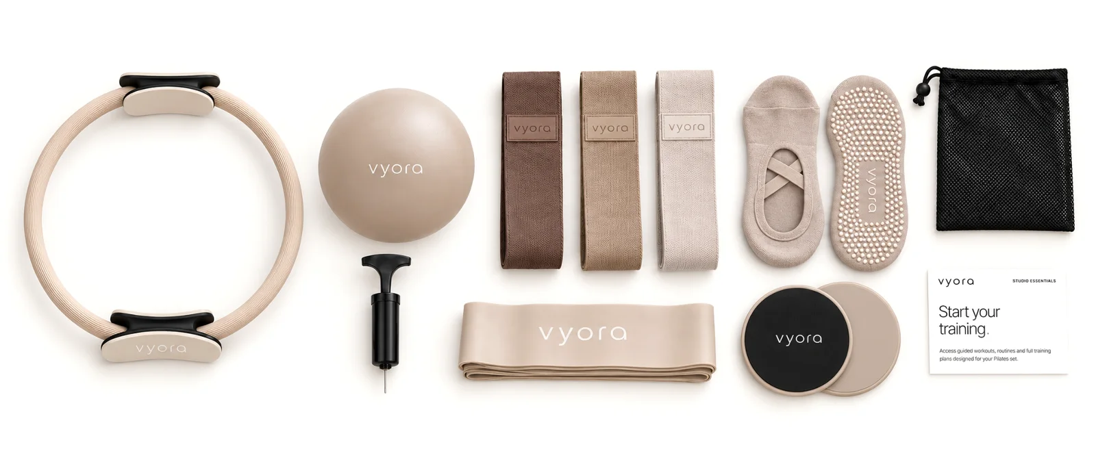 Das komplette vyora Set nebeneinander ausgelegt: Ring, Pumpe, Ball, drei Stoffbänder, Strap, Socken, Slider, Netzbeutel und QR-Karte