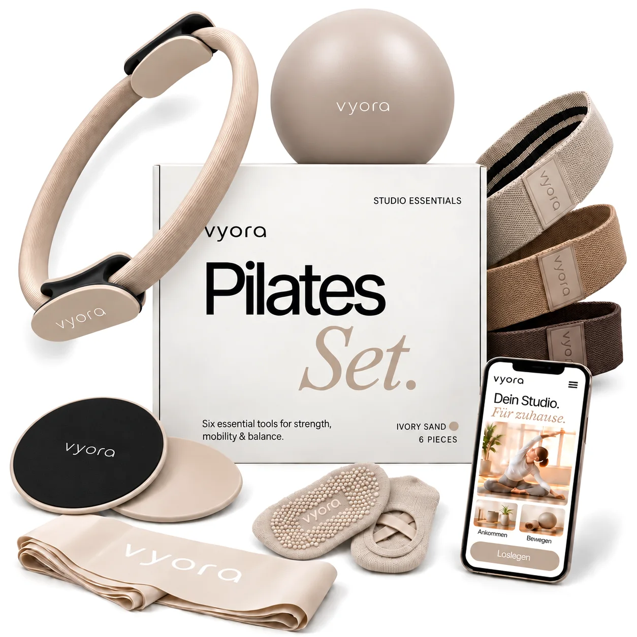 Das vyora Pilates Set in Ivory Sand: Pilates-Ring, Pilates-Ball, drei Stoffbänder, Slider, Anti-Slip-Socken und Strap rund um die Verpackung, daneben ein Smartphone mit dem Trainingsbereich